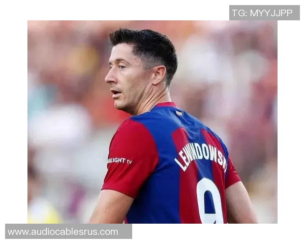 莱万回归诺坎普对阵拜仁引发球迷愤怒：昔日英雄为何如此忘恩负义